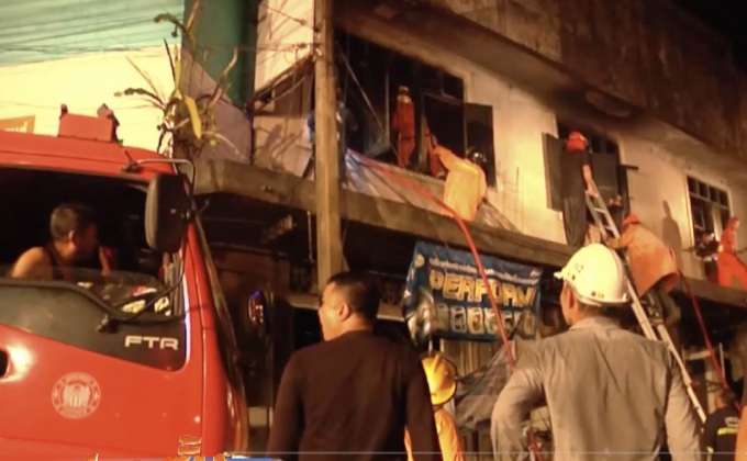 ไฟไหม้อาคารไม้เก่าแก่กลางเมืองสุราษฎร์ฯ