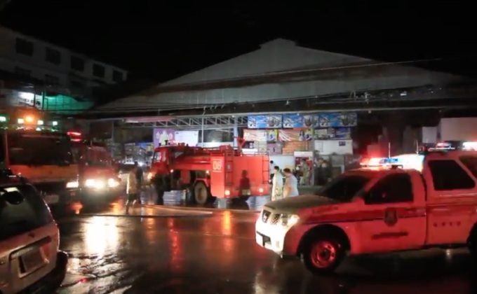 ไฟไหม้ห้างสรรพสินค้าเหตุจากฟ้าผ่า จ.ปราจีนบุรี