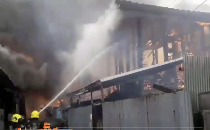 ไฟไหม้กลางชุมชนรถไฟ กม.11