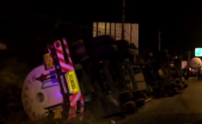 รถบรรทุกก๊าซแอลพีจีพลิกคว่ำที่ จ.ชลบุรี