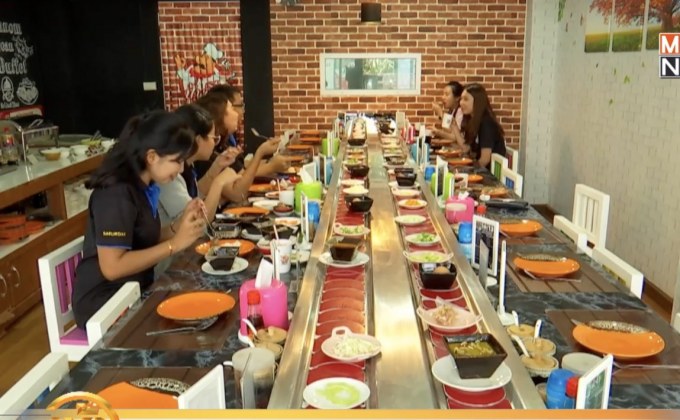 สีสันขนมจีนบุฟเฟ่ต์สายพาน