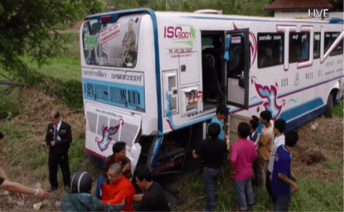รถทัวร์ยางระเบิดเสียหลักพุ่งตกถนนบาดเจ็บหลายราย