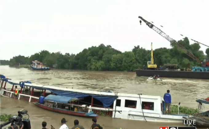 ใช้เรือเครนกู้ซากเรือล่ม