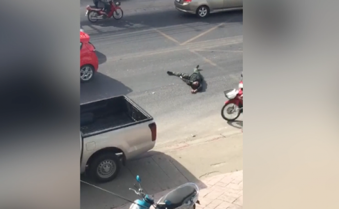 หนุ่มคลั่งอาละวาด ไล่ทุบรถกลางถนน จ.ภูเก็ต