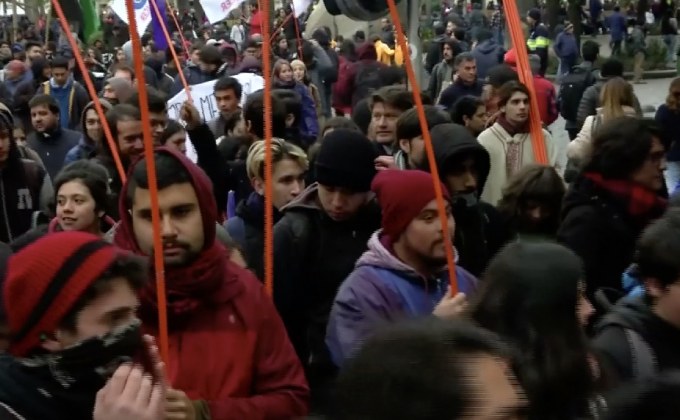 ตำรวจปะทะกลุ่มนักศึกษาในชิลี