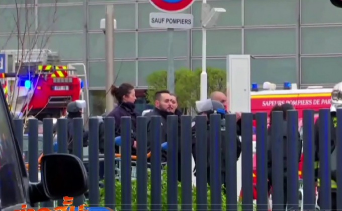 ตำรวจยิงชายฉกปืนในสนามบินฝรั่งเศส