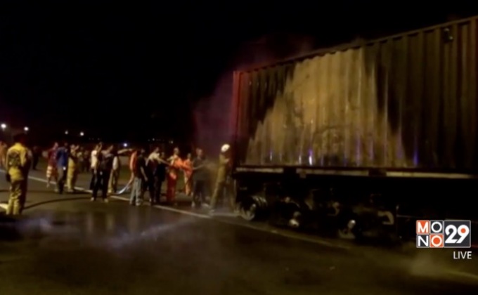 ไฟไหม้รถบรรทุกสินค้าคนขับรอดหวุดหวิด