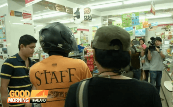 ตร.คุมผู้ต้องหาทำแผนฯ คดีชิงทรัพย์ร้านสะดวกซื้อ