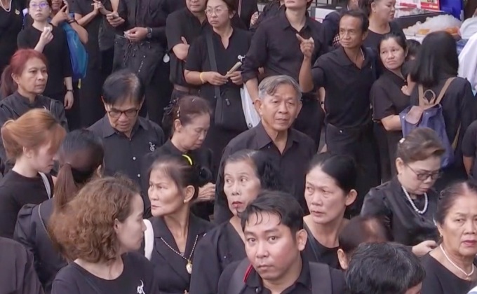 ประชาชนรอกราบถวายบังคมพระบรมศพฯ