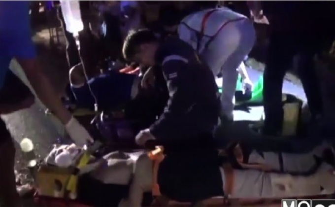 รถรับส่งนักศึกษาชนต้นไม้ริมถนน จ.ลำปาง