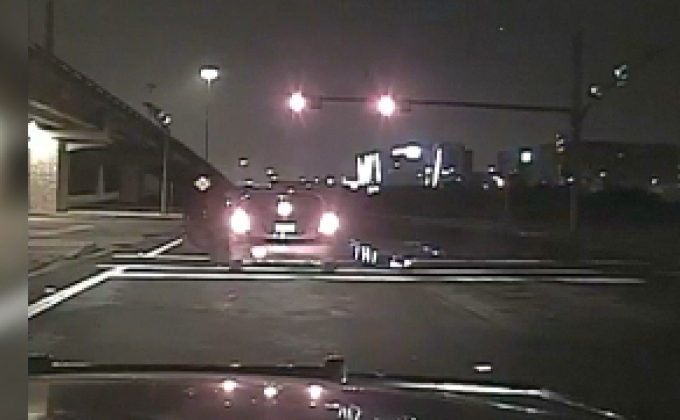 ตำรวจหญิงถูกรถยนต์ลากไกลกว่าร้อยเมตร