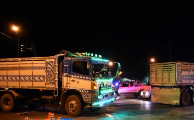 รถพ่วงหลบด่านชั่งน้ำหนักชนรถพ่วงอีกคันกลางแยก