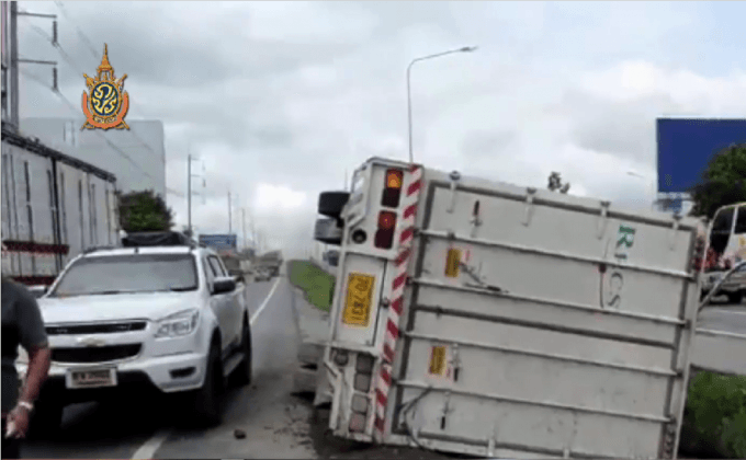 ถนนเป็นลูกคลื่นรถเสียหลักเจ็บ 1 คน