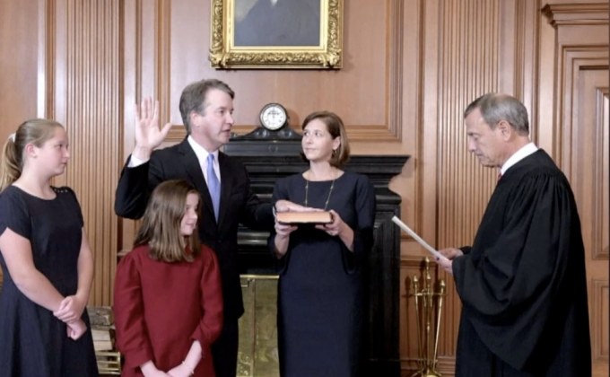 เบร็ตต์ คาวานอห์ สาบานตนรับตำแหน่งผู้พิพากษาศาลสูงสุดสหรัฐฯ