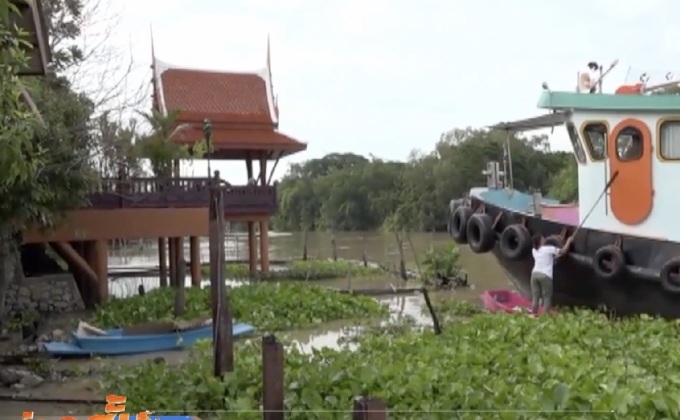 เรือบรรทุกชนบ้านริมแม่น้ำเจ้าพระยา