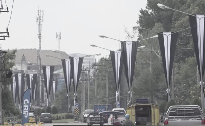 จ.เชียงใหม่ ประดับธงขาวดำแสดงความอาลัยในหลวงร.9