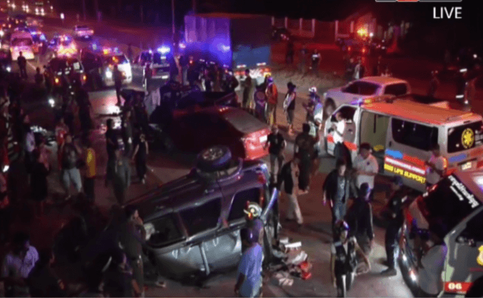 รถพุ่งข้ามเลนชนรถที่วิ่งสวนมาเสียชีวิต 6 คน