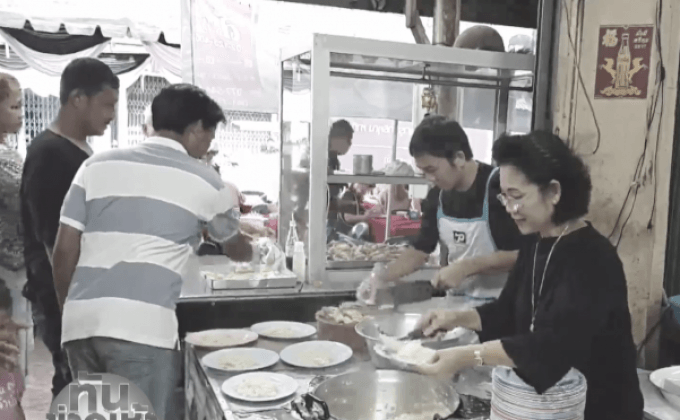 เศรษฐีนีเมืองชุมพร เหมาข้าวมันไก่ เลี้ยงชาวบ้าน