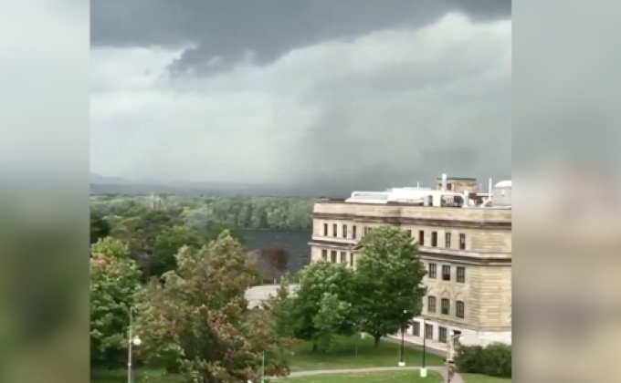 พายุหมุนพัดถล่ม 2 เมืองในแคนาดา