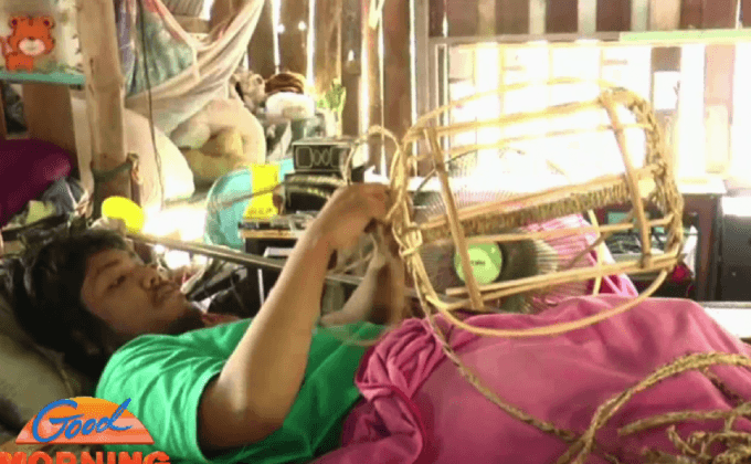 หนุ่มพิการสู้ชีวิต สานตะกร้าขาย หารายได้จุนเจือครอบครัว