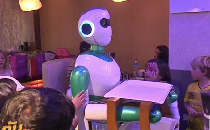 หุ่นยนต์เด็กเสิร์ฟในเนปาล