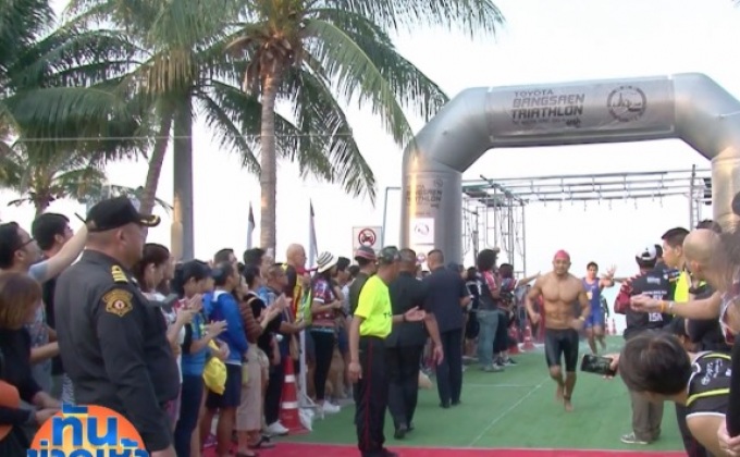 นักกีฬาร่วมแข่งขันไตรกีฬา บางแสน 2017 คึกคัก