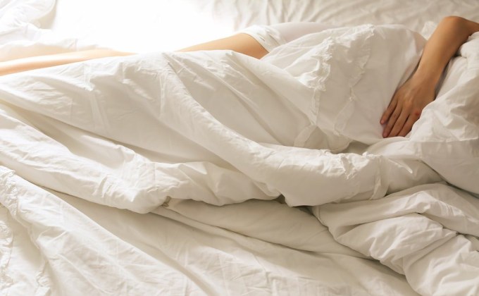 ห่มผ้าเวลานอน สมองตีความว่าใครกำลังกอดเรา มีประโยชน์ดีๆ ที่อาจคาดไม่ถึง