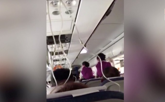 เครื่องบินจีนลงจอดฉุกฉฺนหลังหน้าต่างแตก