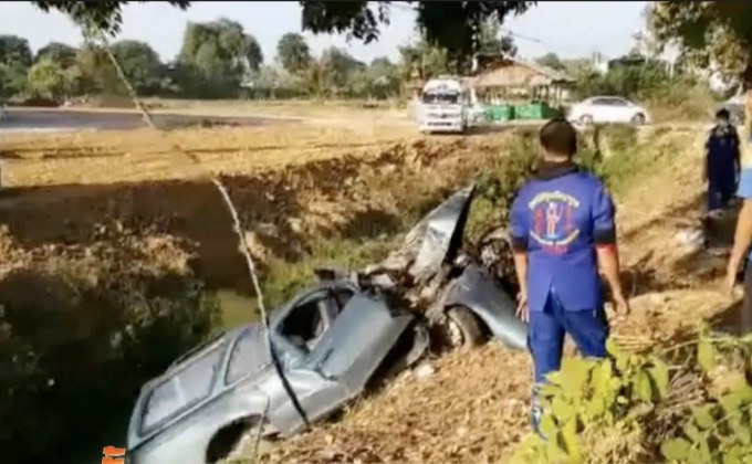 กระบะตกคูน้ำเสียชีวิต 1 คน จ.กาญจนบุรี