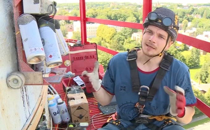 หุ่นยนต์สร้างสรรค์ภาพวาดบนอาคารสูง