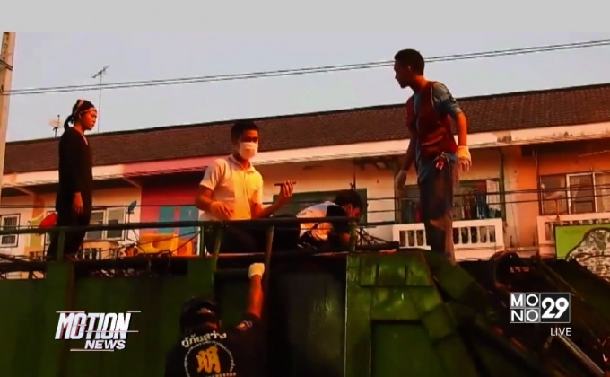 สายเคเบิลพันคอพนักงานเก็บขยะหมดสติ