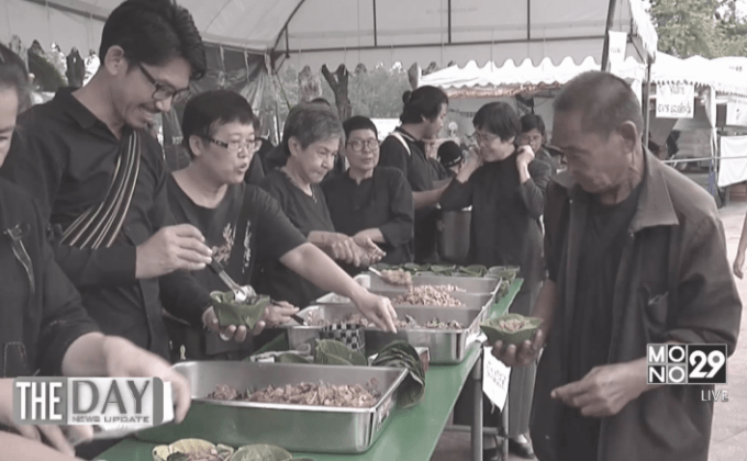 จิตอาสาใช้วัสดุธรรมชาติบรรจุอาหารแทนกล่องโฟม