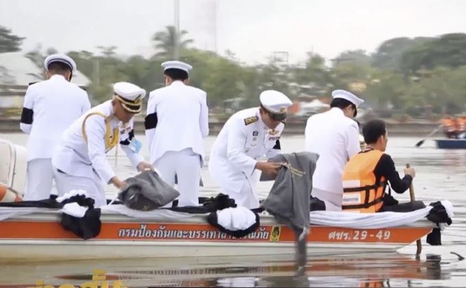 ผู้ว่าฯ พะเยา อัญเชิญเถ้าดอกไม้จันทน์ลอยน้ำ