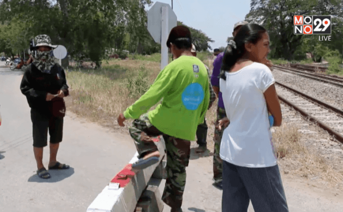ชาวบ้านประท้วงปิดทางข้ามรถไฟ จ.เพชรบุรี