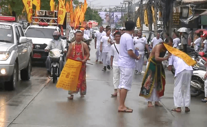 ประชาชนร่วมพิธีแห่พระรอบเมืองวันแรก ที่ภูเก็ต