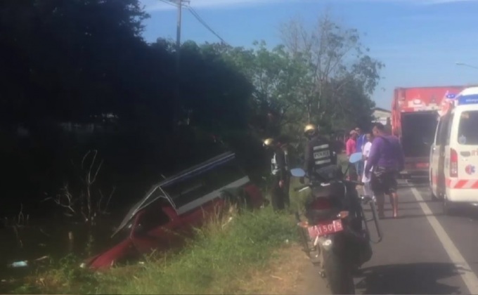 ลุงวัย 62 ปีเมาซิ่งกระบะชนเสาไฟข้ามเกาะกลางถนน