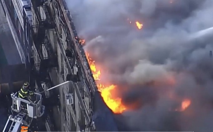 ไฟไหม้อาคารที่ย่านแมนฮัตตันในสหรัฐฯ