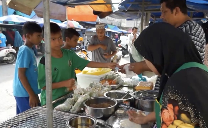 ตลาดรอมฎอนในพื้นที่อำ​เภอสุไหงปาดีคึกคัก