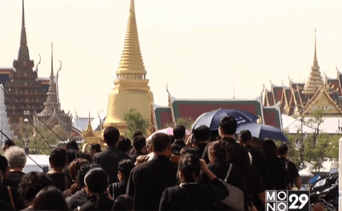 ประชาชนรอสักการะพระบรมศพ ท่ามกลางอากาศร้อนจัด