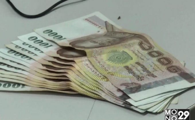 แบงก์พันตกเกลื่อนถนน พลเมืองดีจอดรถเก็บส่งตำรวจ