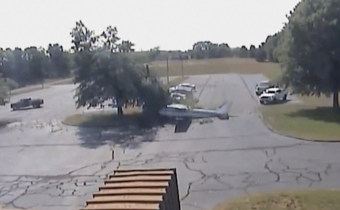เครื่องบินเล็กพุ่งชนต้นไม้ในสหรัฐฯ