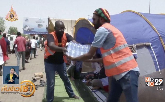 อาสาสมัครแจกน้ำผู้ประท้วงต้านรัฐประหารในซูดาน