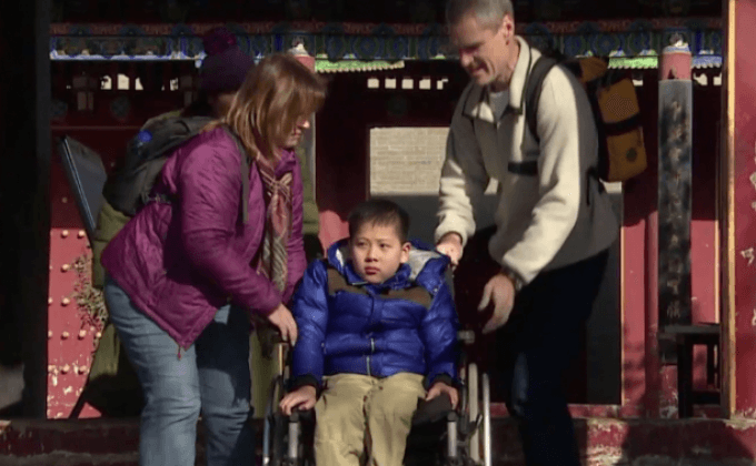 ครอบครัวใจบุญรับเลี้ยงเด็กพิการจีน