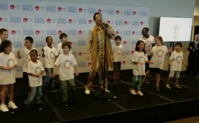 “พิโกะ ทาโร่” ร้องเพลงที่สำนักงานใหญ่ UN