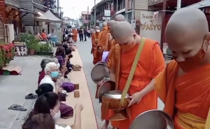 ชาวเชียงคานทำบุญข้าวเหนียวรับเปิดเมือง