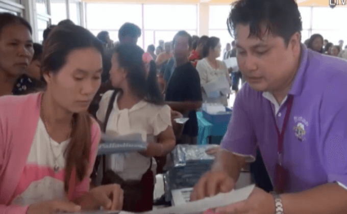 ชาววังสะพุงแห่ลงทะเบียนจองซื้อสลากฯ