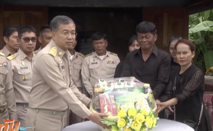 พระราชทานสิ่งของแก่ญาติ จนท.พลีชีพเหตุระเบิดยะลา