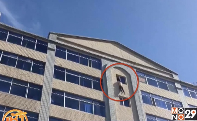 กู้ภัยจีนมือไวคว้าเสื้อชายคิดสั้นกระโดดตึกฆ่าตัวตายได้ทัน