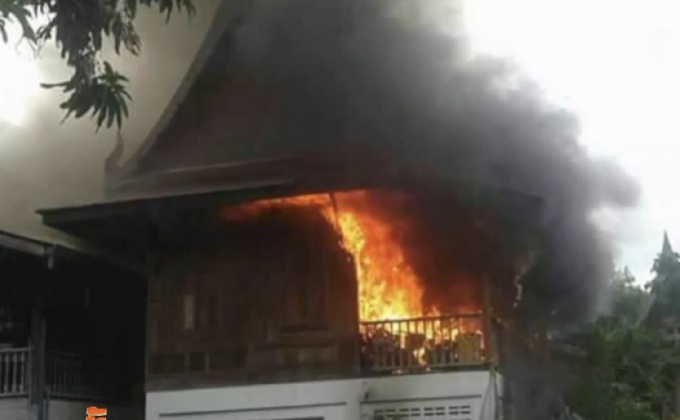 ไฟไหม้กุฏิไม้สักวัดดัง จ.สุพรรณบุรี