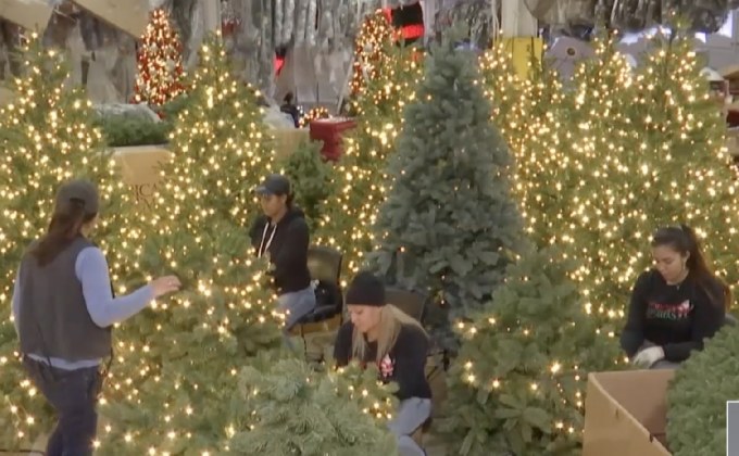 โรงงานผลิตของตกแต่งคริสต์มาสในสหรัฐฯ